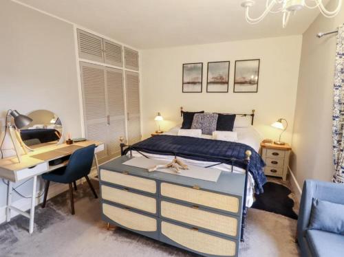 a bedroom with a bed and a desk and a desk at Luxury Lincoln Home with hot tub sleeps 8 in Lincoln