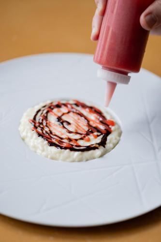 ホテルの敷地内または近くでの食事または食べ物