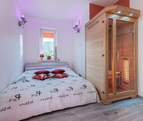 Un dormitorio con una cama con almohadas rojas. en President Apartments, en Vilna
