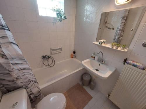 ein Badezimmer mit einer Badewanne, einem Waschbecken und einem WC in der Unterkunft Ellie's house in Kozani