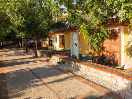 a sidewalk next to a house with trees at Medea Residence appartamenti vacanze in Taormina