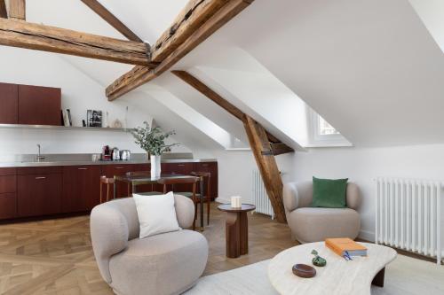 un salon avec deux chaises et une table dans l'établissement ONIRI - Serviced Apartment in Ile de la Cité - Notre Dame, à Paris