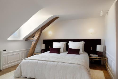 une chambre avec un grand lit et un escalier dans l'établissement ONIRI - Serviced Apartment in Ile de la Cité - Notre Dame, à Paris