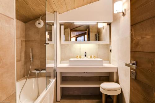 a bathroom with a sink and a shower at Résidence Carre Blanc - 4 Pièces pour 6 Personnes 434 in Courchevel