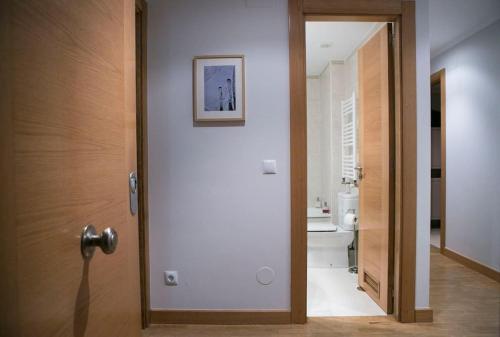 - Baño con puerta que da a un baño con aseo en Apartamento 3Banes, en Llanes