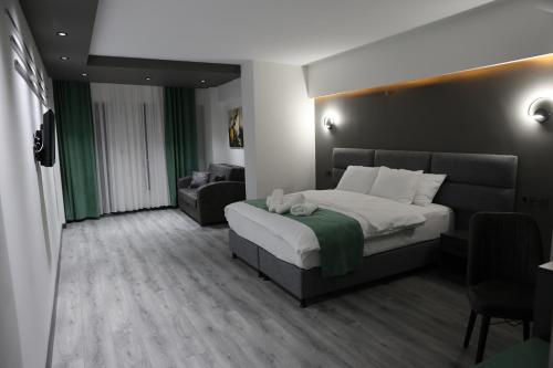 Habitación de hotel con cama y sofá en Aybek Ratio Hotel en Çanakkale