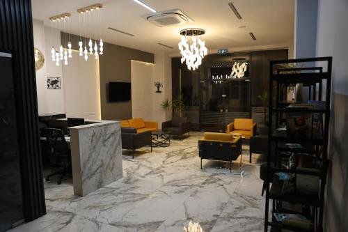 eine Lobby mit Sofas und eine Bar in einem Gebäude in der Unterkunft Aybek Ratio Hotel in Canakkale