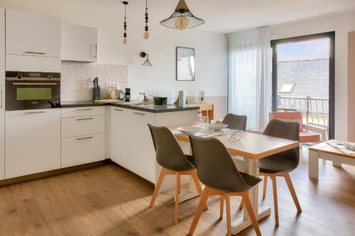 une cuisine et une salle à manger avec une table et des chaises dans l'établissement À 450 m de la 