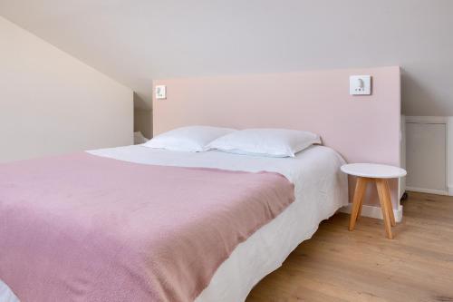 Ένα ή περισσότερα κρεβάτια σε δωμάτιο στο À 450 m de la "Cale de Beg Meil - Appart pour 2