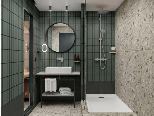 La salle de bains est pourvue d'un lavabo et d'un miroir. dans l'établissement Mercure Dijon Centre Clemenceau, à Dijon