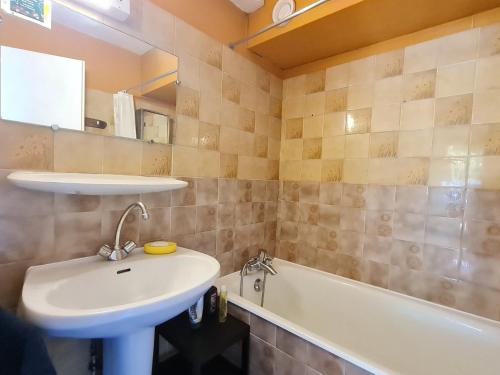 a bathroom with a sink and a bath tub at Sequoias - 102 - Appart moderne 4 pers in Les Deux Alpes
