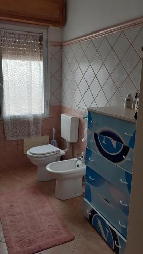 łazienka z toaletą i umywalką w obiekcie Affittacamere Tortolì w mieście Tortolì