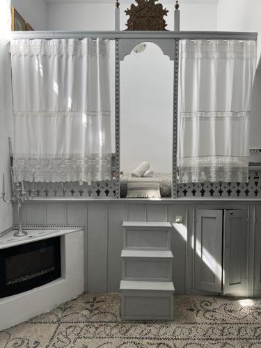 KoskinouにあるTraditional Villa Sofiaのバスルーム(鏡、シンク付)、階段