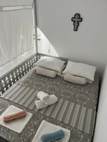 KoskinouにあるTraditional Villa Sofiaのベッド2台が備わる客室で、壁にクロスが付いています。