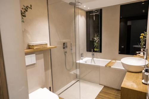 a bathroom with a sink and a toilet and a shower at Wohlfühloase in perfekter Lage in Stuttgart