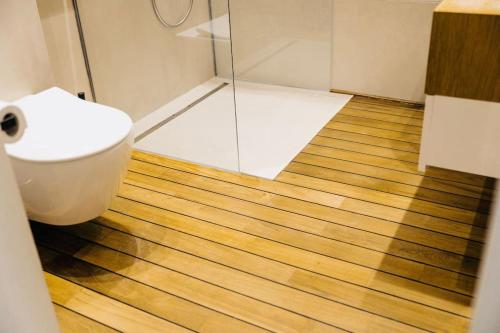 a bathroom with a toilet and a wooden floor at Wohlfühloase in perfekter Lage in Stuttgart