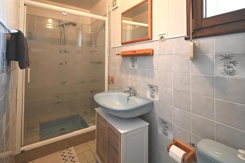 une petite salle de bain avec un lavabo et une douche dans l'établissement Le Cornimont - Appartement avec vue montagne, à Cornimont