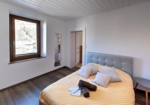 une chambre avec un lit avec deux paires de chaussures dessus dans l'établissement Le Cornimont - Appartement avec vue montagne, à Cornimont
