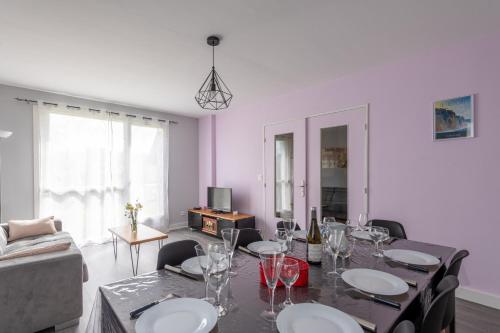 - une salle à manger avec une table et des verres à vin dans l'établissement Douce Écume - Maison à moins dun km de la plage, au Tréport
