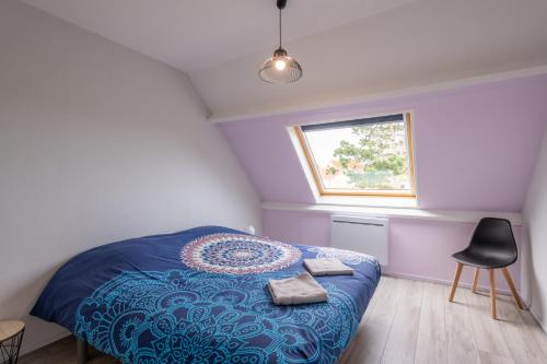une chambre avec un lit, une fenêtre et une chaise dans l'établissement Douce Écume - Maison à moins dun km de la plage, au Tréport