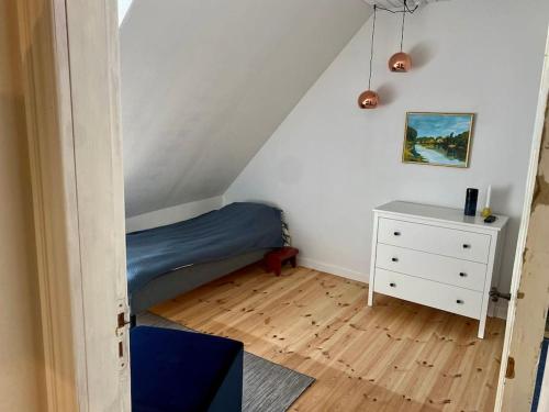 Katil atau katil-katil dalam bilik di Idyllisk, historisk byhus ved fjorden i Mariager