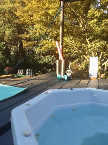 a bath tub sitting next to a swimming pool at Oaktree Guest House in Narbethong