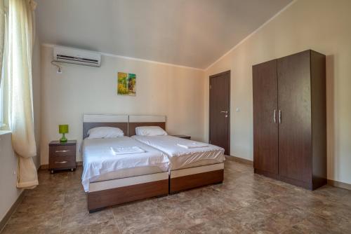 um quarto com uma cama e um armário em Vila Bronhi em Sutomore