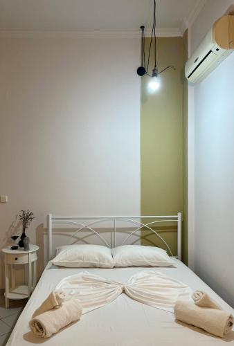 Katil atau katil-katil dalam bilik di Papadatos Apts With Amazing View - 5mins from the beach
