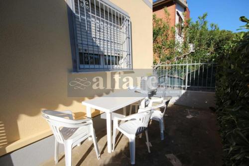 A balcony or terrace at Luisa Levante, 100 mt dal mare, clima, spazio esterno, wifi! by Alfareal