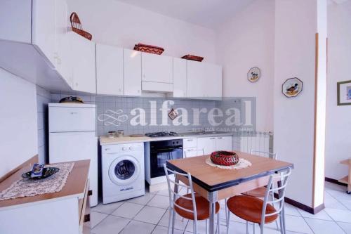 A kitchen or kitchenette at Luisa Levante, 100 mt dal mare, clima, spazio esterno, wifi! by Alfareal