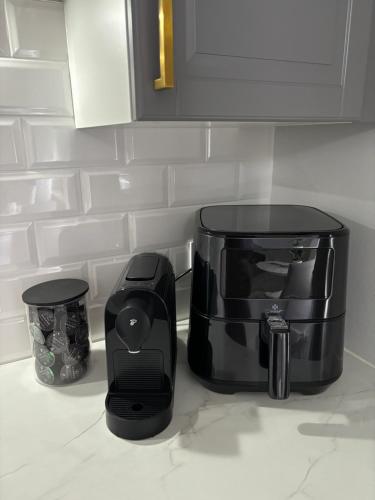 einen Toaster und eine Kaffeemaschine auf der Küchentheke in der Unterkunft Apartment Hartenrod in Bad Endbach
