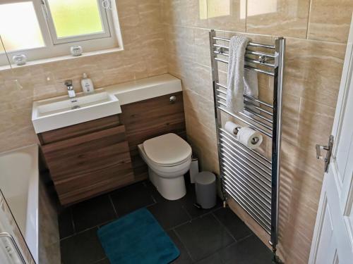 Baño pequeño con aseo y lavamanos en Stunning 3 Bedroom 5 beds House in Wolverhampton en Wolverhampton