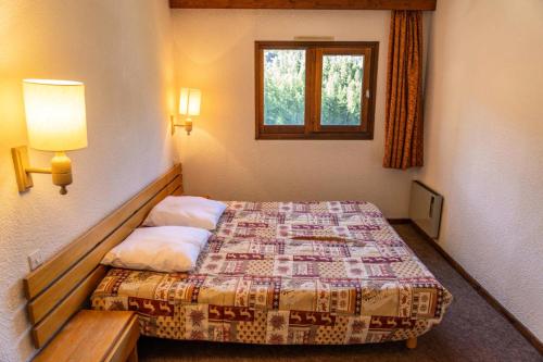 une chambre d'hôtel avec un lit et une fenêtre dans l'établissement Résidence Le Belvedere - Appartement 2 pièces au coeur des Orres 1650 MAE-6284, aux Orres