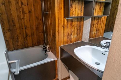 La salle de bains est pourvue d'un lavabo, d'une baignoire et de toilettes. dans l'établissement Résidence Le Belvedere - Studio pour 4 Personnes 324, aux Orres