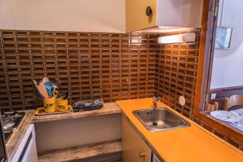 une cuisine avec un évier et un plan de travail dans l'établissement Résidence Le Belvedere - Studio coin montagne au coeur des Orres 1650 MAE-6384, aux Orres