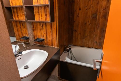 une salle de bain avec un lavabo et une baignoire dans l'établissement Résidence Le Belvedere - Studio coin nuit au coeur des Orres 1650 MAE-6724, aux Orres