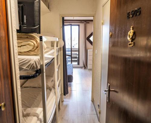 - un couloir avec des lits superposés dans une chambre avec une porte dans l'établissement Résidence Le Boussolenc - Studio 4 personnes au centre des Orres 1650 MAE-6654, aux Orres