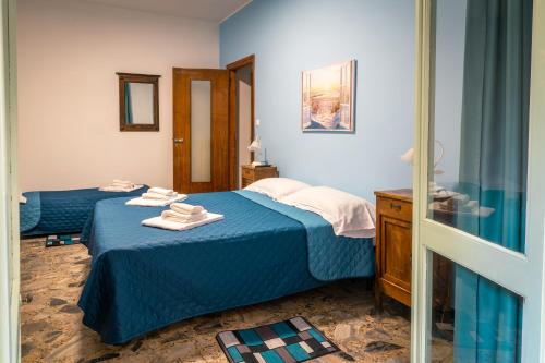 - une chambre avec 2 lits et des serviettes dans l'établissement [Golfo Tigullio] Appartamento, à Rapallo