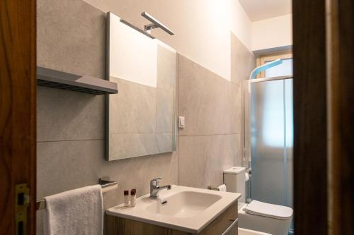 La salle de bains est pourvue d'un lavabo, de toilettes et d'un miroir. dans l'établissement [Golfo Tigullio] Appartamento, à Rapallo