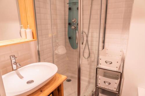 une salle de bain avec un lavabo et une douche dans l'établissement Résidence Le Boussolenc - Studio vue pistes plein coeur des Orres 1650 MAE-6924, aux Orres