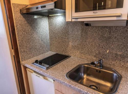 une cuisine avec un évier et un plan de travail dans l'établissement Résidence Le Belvedere - Studio au coeur des Orres 1650 MAE-6974, aux Orres