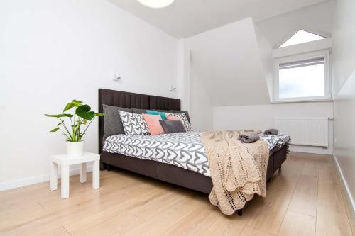 Un dormitorio con una cama con un osito de peluche. en Apartament Chełm City, en Chełm