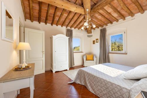 um quarto com uma cama, uma secretária e 2 janelas em Gorgeous Villa Peccioli, with private pool, AC, Wifi em Legoli