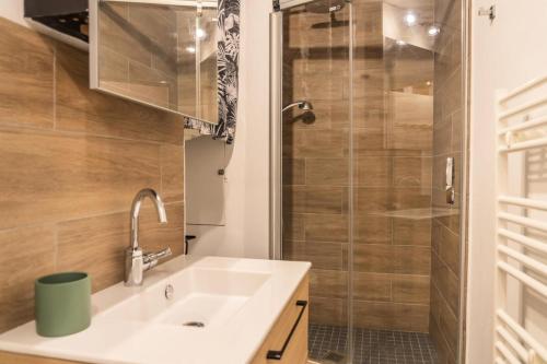 une salle de bain avec un lavabo et une douche dans l'établissement Résidence Le Perescuelle - Studio 4 personnes rénové au calme des Mélèzes MAE-9504, aux Orres