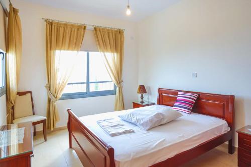 Schlafzimmer mit einem Bett und einem Fenster in der Unterkunft Villa Angelena in Dhrousha