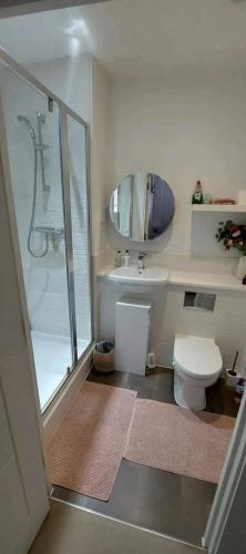 Ein Badezimmer in der Unterkunft Modern room with private bathroom and free parking