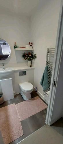 Bilik mandi di Modern room with private bathroom and free parking