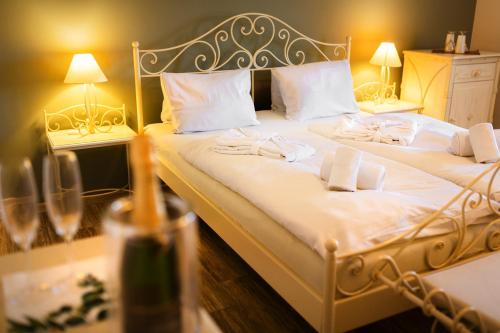 2 łóżka w pokoju hotelowym z ręcznikami w obiekcie Wellness hotel Lihovar w mieście Třemošnice