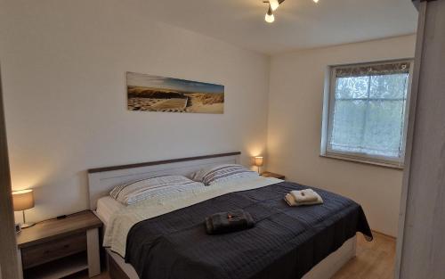 um quarto com uma cama com dois sacos em Baabe - Insel Rügen - Ostsee - Ferienwohnung em Baabe