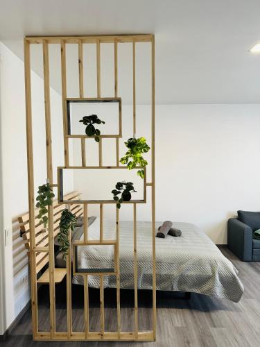 リガにあるModern Studio Apartment in Rigaの植物が入ったベビーベッド付きのベッドルーム